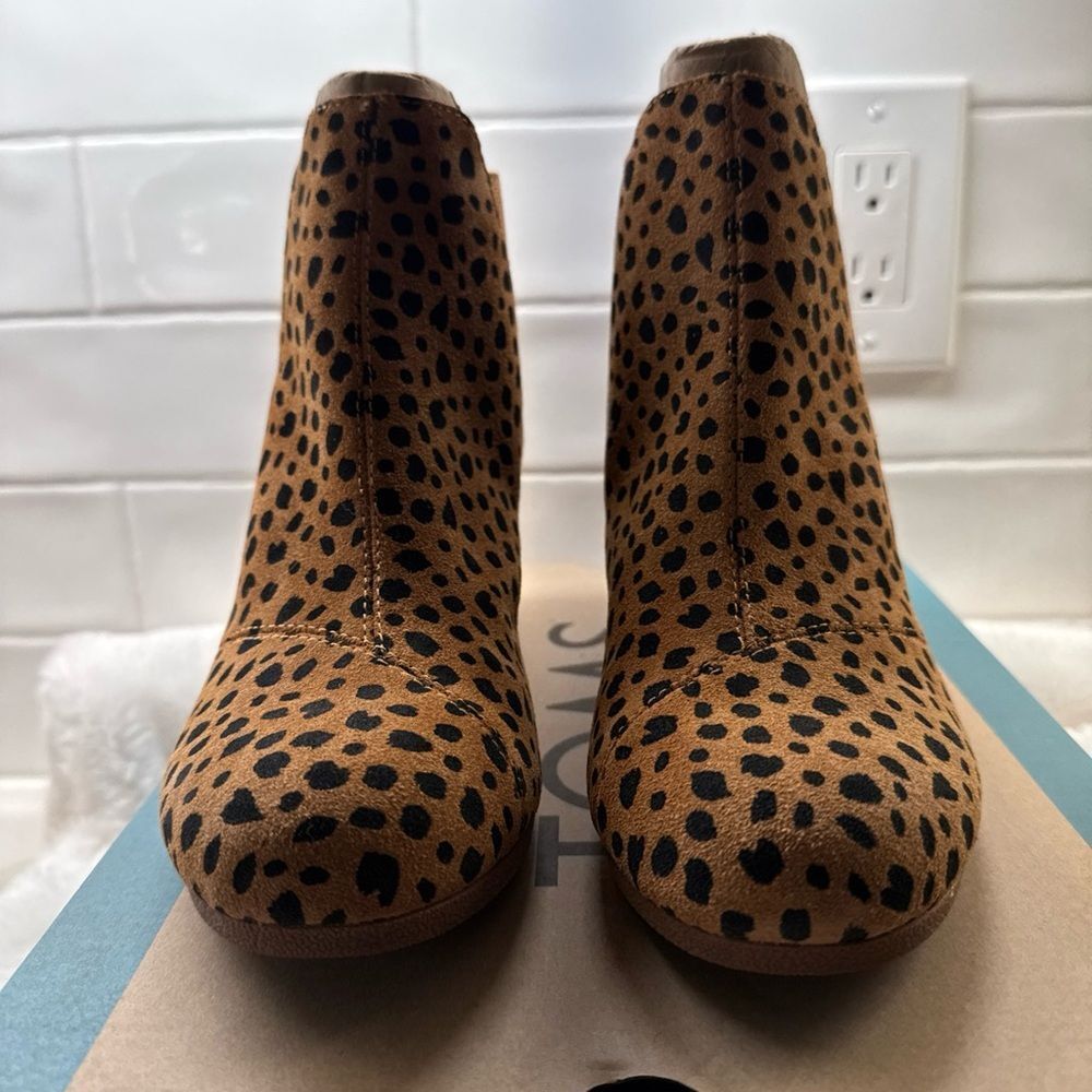 Toms Kelsey Tan and Black Ankle Boots with Chunky Heel and Slip-On Design
